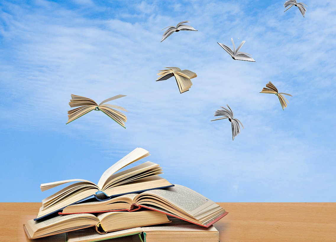 Ein abstraktes Bild mit fliegenden Büchern