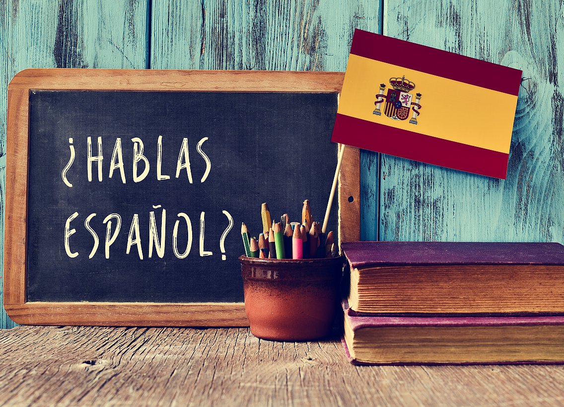 Bild einer Tafel und der spanischen Flagge