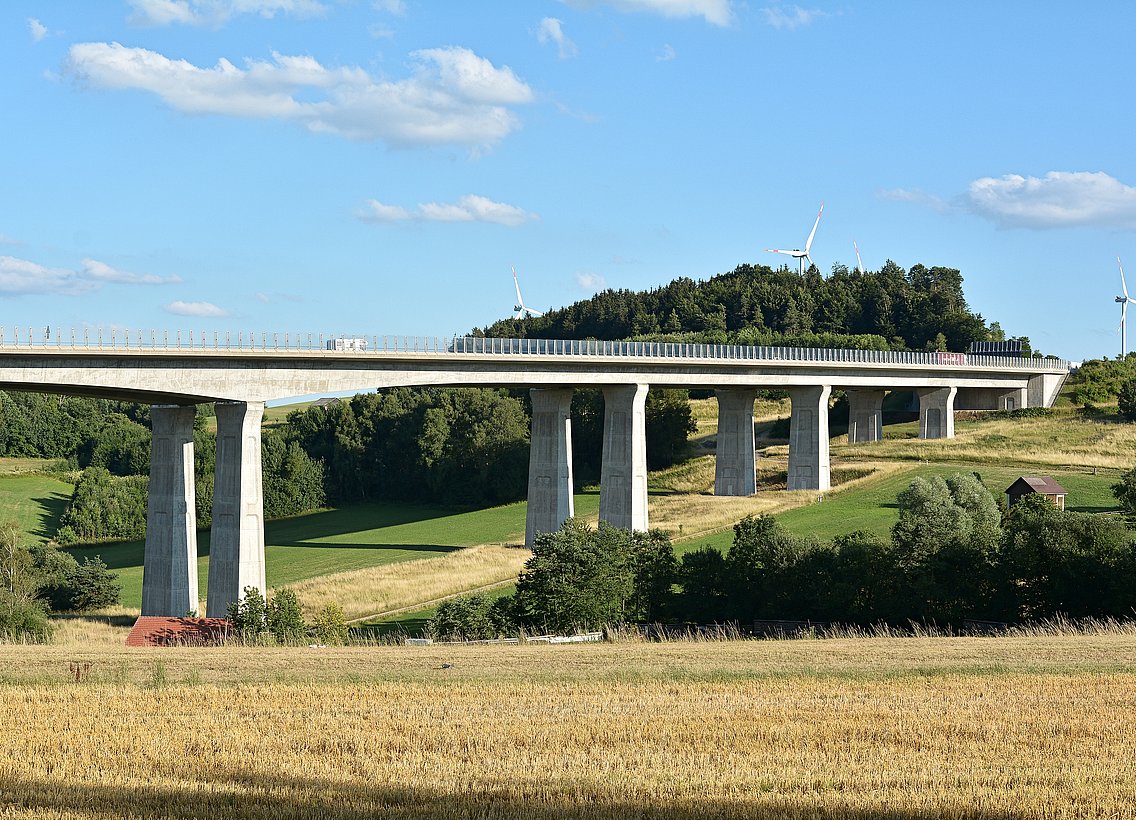 Lange Autobahnbrücke über ein deutsches Tal