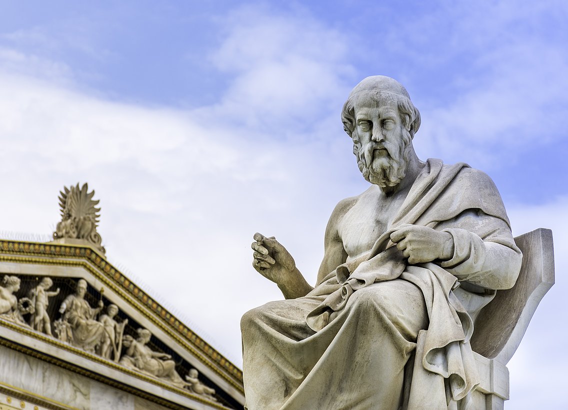 Eine Statue von Plato