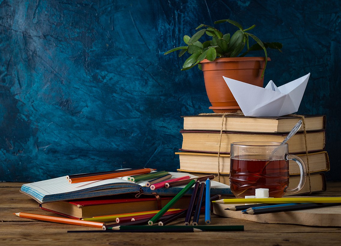 Bild von einem Schreibtisch mit Büchern