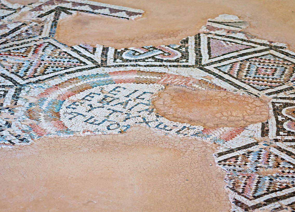 Buntes Fußboden-Mosaik mit griechischem Text