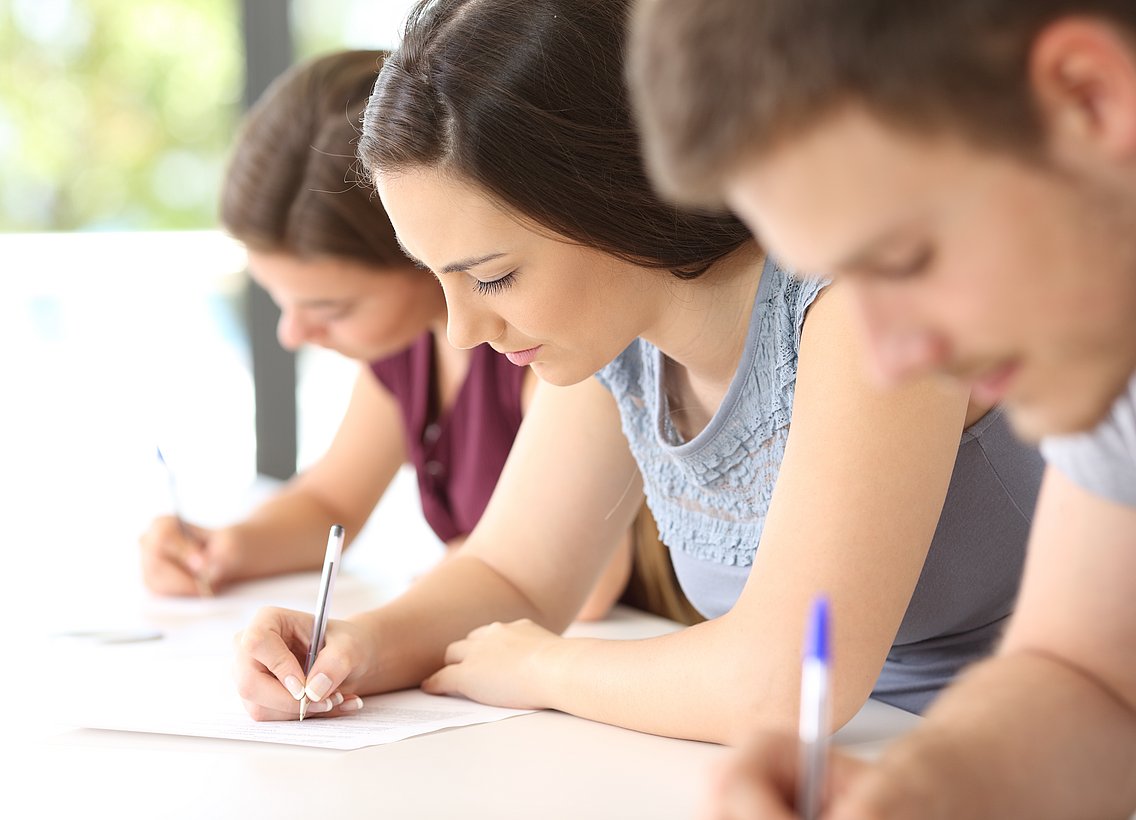 Studierende schreiben eine Klausur