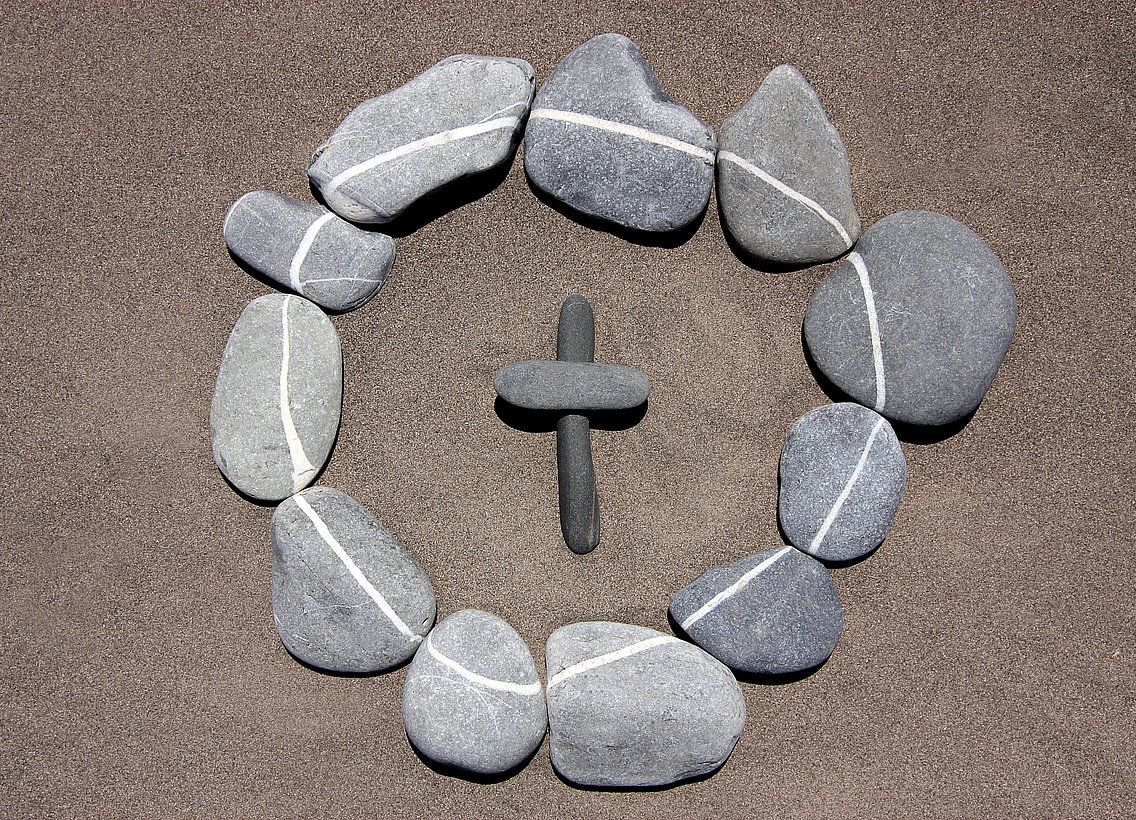 Ein Kreis aus Steinen mit Kreuzmuster in der Mitte