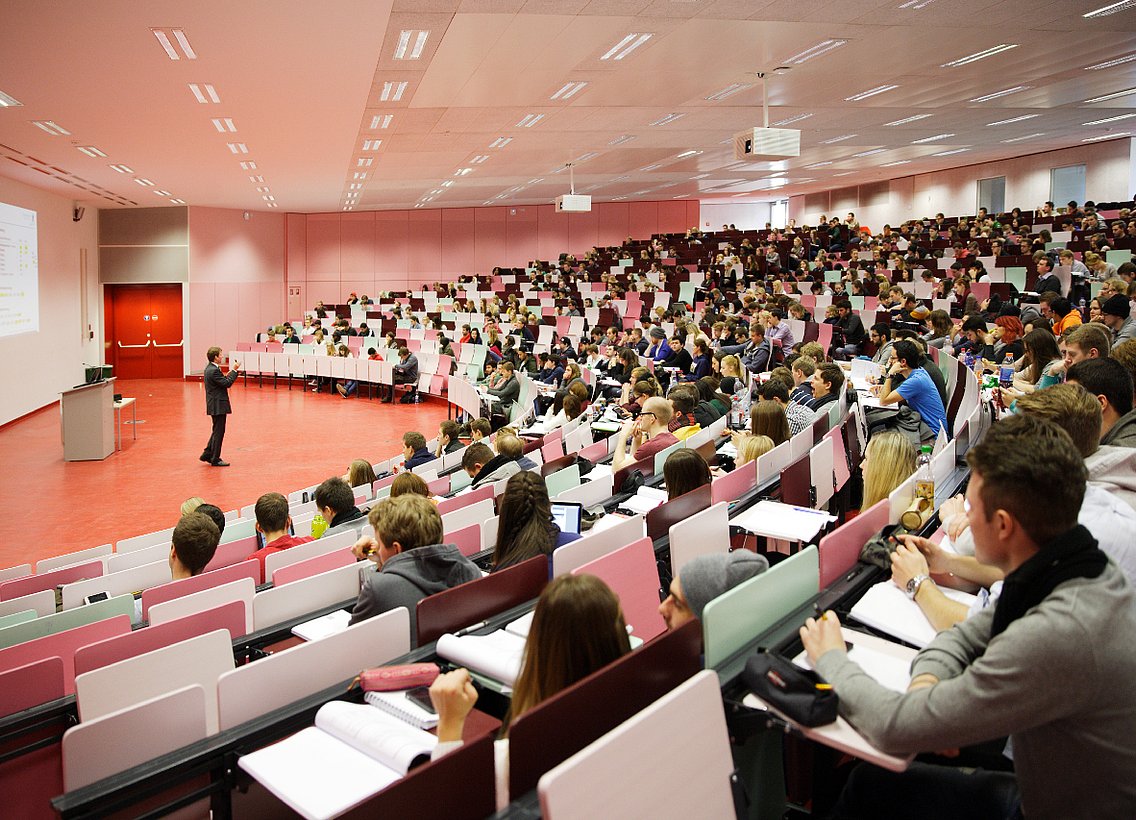 Hörsaal mit Studierenden